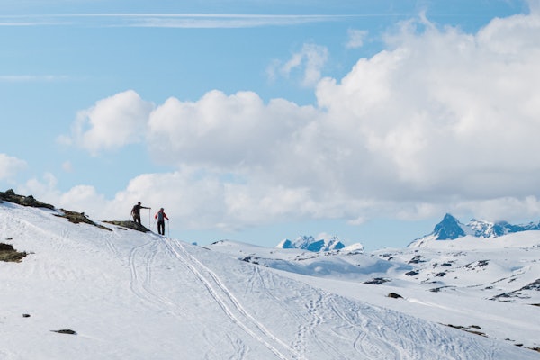 SKIENE FOR DE STOREOPLEVELSENE: Randoneeski er skiene som sikrer deg de største skiopplevelsene i store fjell. Her får du vite alt du trenger om de mest allsidige skiene for topptur. Bildet er fra testing i Jotunheimen. Foto: Sigurd Ekeli Grimsby to skiløpere i fjellet