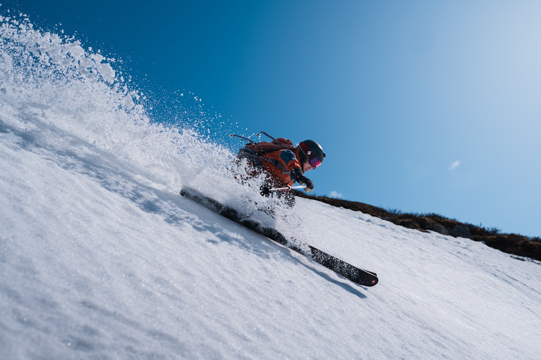ALLSIDIGE: Randoneeski er lette og ikke blant de bredeste skiene. Dermed er de supre i motbakkene. Men moderne toppturski er også ypperlige til nedkjøringene, noe skitester Ida Gunleiksrud beviser til gagns her, men Stöckli Edge på beina. Foto: Sigurd Ekeli Grimsby dame som kjører ski så snøen spruter