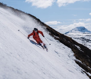 ALLSIDIGE: Toppturski er allsidige greier - de åpner for lange motbakker og ambisiøs kjøring. Her er Fri Flyts skitester Sondre Lindkjølen - som har palla i RFC med toppturski - i aksjon under skitesting på Filefjell. Foto: Sigurd Ekeli Grimsby mann med røde klær som kjører ski