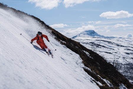 ALLSIDIGE: Toppturski er allsidige greier - de åpner for lange motbakker og ambisiøs kjøring. Her er Fri Flyts skitester Sondre Lindkjølen - som har palla i RFC med toppturski - i aksjon under skitesting på Filefjell. Foto: Sigurd Ekeli Grimsby mann med røde klær som kjører ski