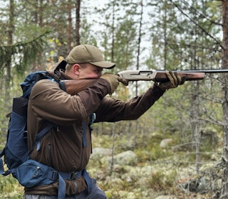 KLAR: På støkkjakt gjennom dype svenske skoger – alltid på alerten i håp om en sjanse på skogsfugl. Foto: Markus Danielsen Holmer KLAR: På støkkjakt gjennom dype svenske skoger – alltid på alerten i håp om en sjanse på skogsfugl. Foto: Markus Danielsen Holmer