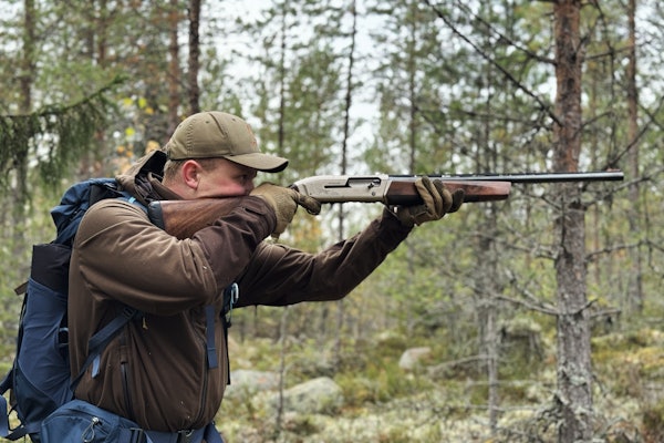 KLAR: På støkkjakt gjennom dype svenske skoger – alltid på alerten i håp om en sjanse på skogsfugl. Foto: Markus Danielsen Holmer KLAR: På støkkjakt gjennom dype svenske skoger – alltid på alerten i håp om en sjanse på skogsfugl. Foto: Markus Danielsen Holmer