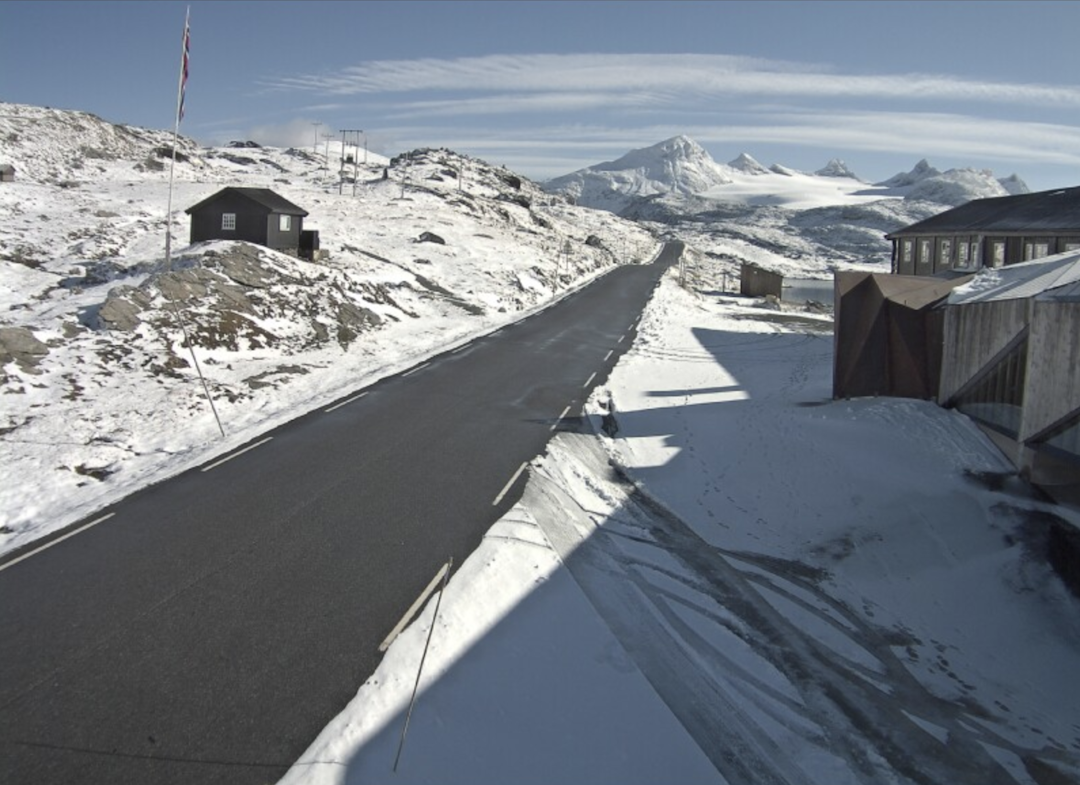 SNØDEKKE: Statens Vegvesens webkamera viser fersk nysnø ved Sognefjellshytta (1413 m.o.h.) SNØDEKKE: Statens Vegvesens webkamera viser fersk nysnø ved Sognefjellshytta (1413 m.o.h.)