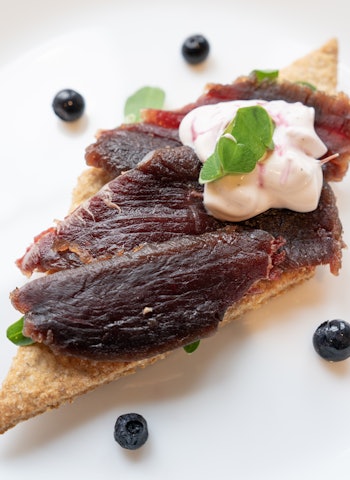 SMAKER SKOG: Gravet tiurbryst er godt egnet som forrett, til fingermat eller som en liten snacks. Gravet kjøttet kan oppbevares i kjøleskap i 2- 3 uker. Kjøttet kan eventuelt fryses, men vil smake best ferskt.  Foto: Christer Rognerud SMAKER SKOG: Gravet tiurbryst er godt egnet som forrett, til fingermat eller som en liten snacks. Gravet kjøttet kan oppbevares i kjøleskap i 2- 3 uker. Kjøttet kan eventuelt fryses, men vil smake best ferskt.  Foto: Christer Rognerud