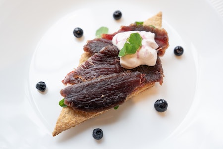 SMAKER SKOG: Gravet tiurbryst er godt egnet som forrett, til fingermat eller som en liten snacks. Gravet kjøttet kan oppbevares i kjøleskap i 2- 3 uker. Kjøttet kan eventuelt fryses, men vil smake best ferskt.  Foto: Christer Rognerud SMAKER SKOG: Gravet tiurbryst er godt egnet som forrett, til fingermat eller som en liten snacks. Gravet kjøttet kan oppbevares i kjøleskap i 2- 3 uker. Kjøttet kan eventuelt fryses, men vil smake best ferskt.  Foto: Christer Rognerud