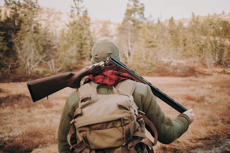 UNDERVURDERT: For jegeren er våpenet et redskap – for samfunnet kan det være en ressurs. Norske jegere har kompetanse som bør bli en del av totalforsvaret. Foto: Kristoffer Kippernes UNDERVURDERT: For jegeren er våpenet et redskap – for samfunnet kan det være en ressurs. Norske jegere har kompetanse som bør bli en del av totalforsvaret. Foto: Kristoffer Kippernes