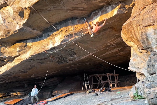 SENDETID: Her er Leo ferdig med cruxet og nærmer seg førstebestigningen av den hardeste ruta noen gang etablert av en norsk klatrer. Foto: Privat klatrer i bratt fjell