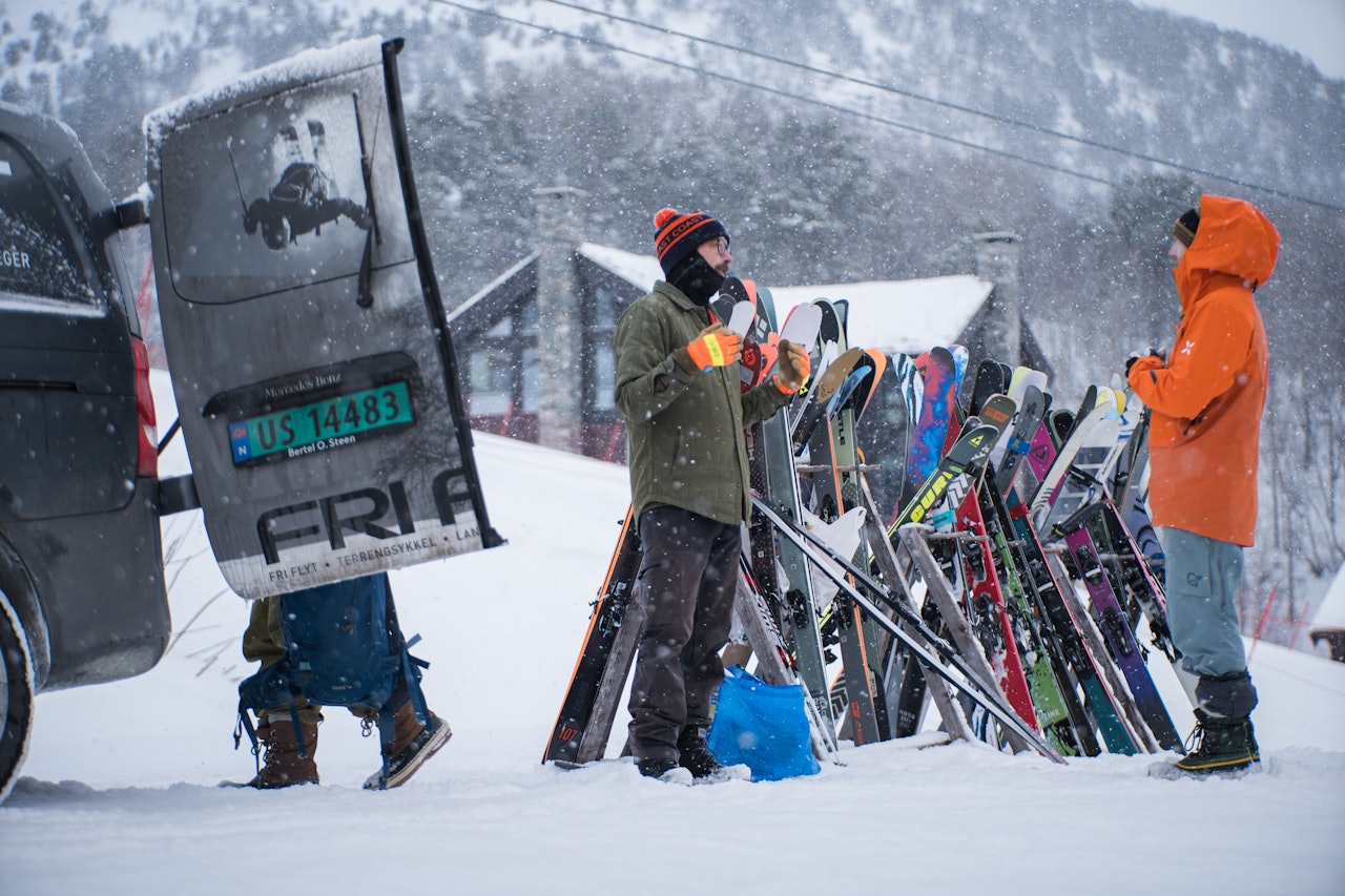 TESTING, TESTING: Henning Reinton (i midten), Tore Meirik (t.h.) og Espen «Sorel» Rogne gjør seg klar for en ny dag med skitesting på Oppdal. Foto: Sigurd Grimsby TESTING, TESTING: Henning Reinton (i midten), Tore Meirik (t.h.) og Espen «Sorel» Rogne gjør seg klar for en ny dag med skitesting på Oppdal. Foto: Sigurd Grimsby