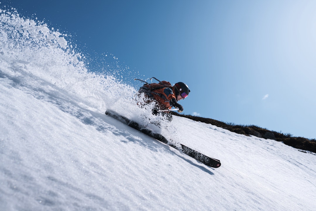 TY(I)N: Ida Gunleiksrud tyner et par Stockli Edge under skitesting på Tyin. Foto: Sigurd Grimsby TY(I)N: Ida Gunleiksrud tyner et par Stockli Edge under skitesting på Tyin. Foto: Sigurd Grimsby