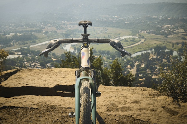 GÅR ALL-IN PÅ DEMPERE: Treks nyeste gravelsykkel er så nært du kommer en terrengsykkel uten at det er det. Foto: Trek Bikes GÅR ALL-IN PÅ DEMPERE: Treks nyeste gravelsykkel er så nært du kommer en terrengsykkel uten at det er det. Foto: Trek Bikes