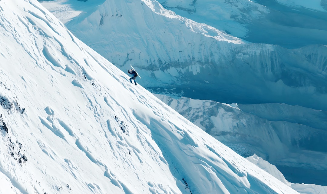 TOPPSTØT: Etter nesten 16 timer i dødssonen nådde Bargiel toppen – og tok straks på seg skiene. Foto: Red Bull Content Pool Mann på vei opp til Mount Everest med ski på sekken