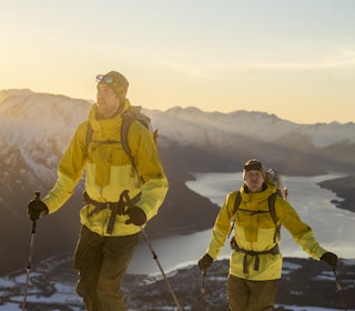 ERFARNE FJELLFOLK: Nå blir det mulig å kjøpe langtidskursing i alpin ferdsel av folk som snowboardlegende Krister Kopala (til høyre) og tindevegleder Jonas Østrem, som sammen med Thea Kopala Røhme lanserer Alpinprogrammet. Foto: Anders Vestergaard jonas østrem og krister kopala på ski i norge