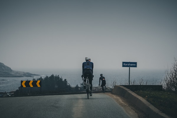 KORS TIL VERN: Et stort kors stod på holmene i havet utenfor, og gav et signal om en trygg havn lenger inne. Foto: Lars. K. Flem KORS TIL VERN: Et stort kors stod på holmene i havet utenfor, og gav et signal om en trygg havn lenger inne. Foto: Lars. K. Flem