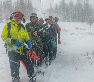 Det er fjerde året på rad at skisenteret inviterer til dugnad. I fjor var nysnøen dugnadspartner. Foto: privat. Flere menn i arbeidsklær står i snøvær på et skisenter
