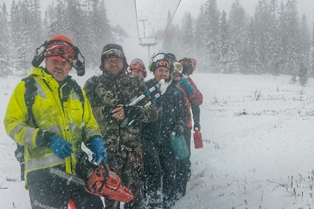 Det er fjerde året på rad at skisenteret inviterer til dugnad. I fjor var nysnøen dugnadspartner. Foto: privat. Flere menn i arbeidsklær står i snøvær på et skisenter