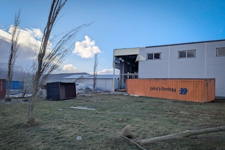 HØL I VEGGEN: Slik så VPG-lageret ut etter at orkanen Amy var på ferde. Foto: VPG vpg lager