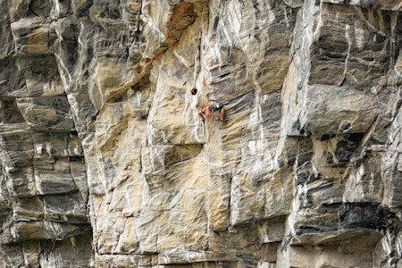 SKRIVER HISTORIE: Her er Leo Bøe på god vei mot ankeret på Change - en av verdens hardeste klatreruter. Ingen andre norske klatrere har vært i nærheten av å klare noe så vanskelig i starten. Foto: Doug McConnell liten klatrer i stor og gratt vegg leo bøe