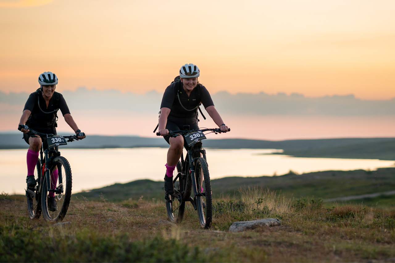 ÅRETS UTGAVE: To smilende syklister på vei inn i natten. Foto: Anders Abrahamsen ÅRETS UTGAVE: To smilende syklister på vei inn i natten. Foto: Anders Abrahamsen