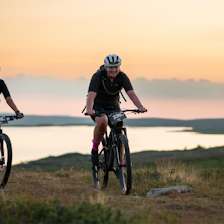 ÅRETS UTGAVE: To smilende syklister på vei inn i natten. Foto: Anders Abrahamsen ÅRETS UTGAVE: To smilende syklister på vei inn i natten. Foto: Anders Abrahamsen