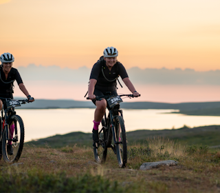 ÅRETS UTGAVE: To smilende syklister på vei inn i natten. Foto: Anders Abrahamsen ÅRETS UTGAVE: To smilende syklister på vei inn i natten. Foto: Anders Abrahamsen