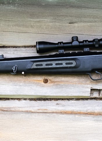 HATSAN 135 SNIPER: Hatsan er et tyrkisk firma som produserer luftgevær og andre våpen. Foto: Jo Stenersen HATSAN 135 SNIPER