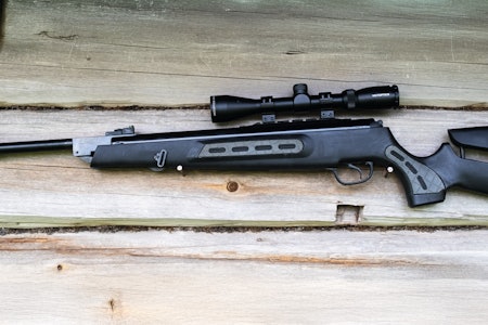 HATSAN 135 SNIPER: Hatsan er et tyrkisk firma som produserer luftgevær og andre våpen. Foto: Jo Stenersen HATSAN 135 SNIPER