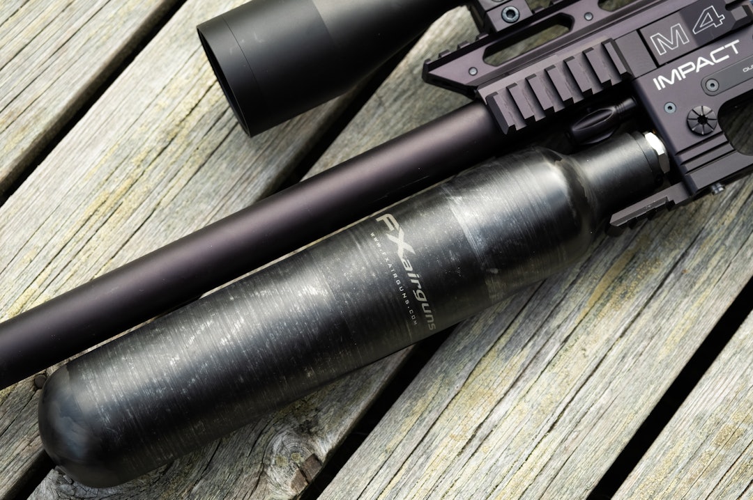 LUFTVÅPEN: PCP-riflene har en lufttank som også fungerer som forskjefte som på testvinneren eller en tank som er skjult inne i våpenet. Foto: Jo Stenersen lufttank på pcp-rifle
