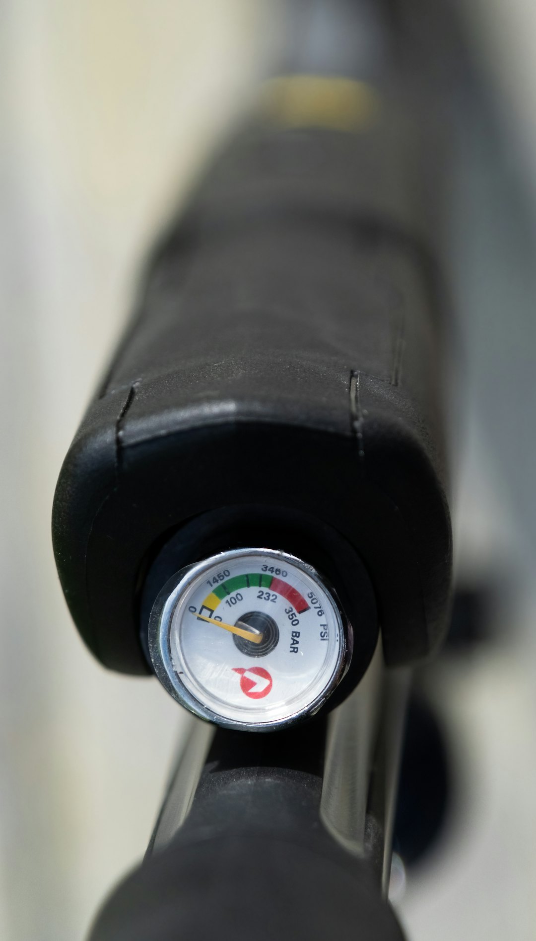 MANOMETER: PCP-riflene har manometer for overvåkning av trykk og her ser man også når det er på tide å fylle luft. Foto: Jo Stenersen pcp-rifle og manometer