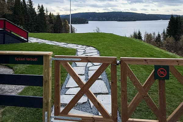 FORBUDSSKILT PÅ KIKUT: Mange reagerte etter at dette dukket opp. Foto: Marius Huseby FORBUDSSKILT PÅ KIKUT: Mange reagerte etter at dette dukket opp. Foto: Marius Huseby