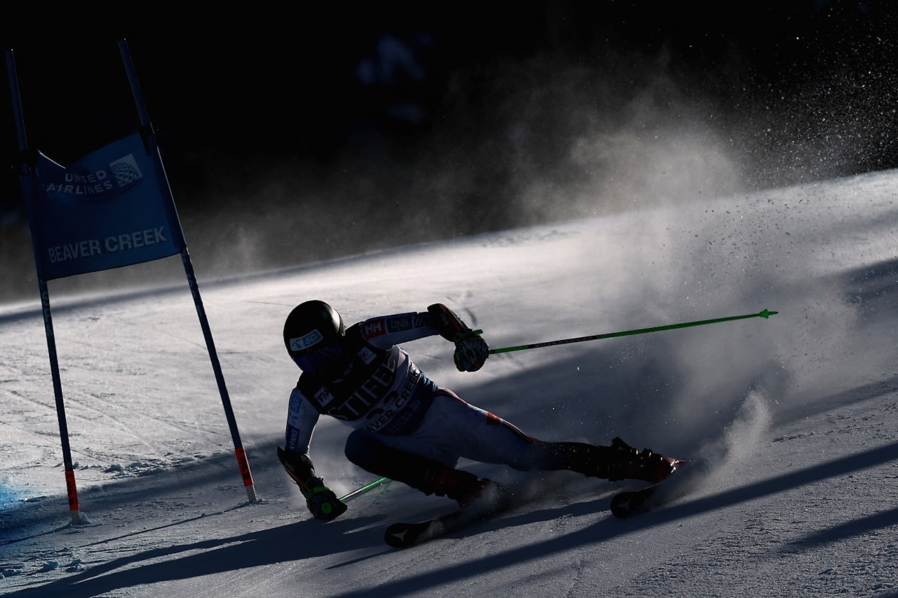 FARTSBLINDE? – Det er innført forbud for reklame for blant annet bensinbiler og flyreiser, mens det i Norge altså er helt kult at oljen sponser skilandslaget., skriver kronikøren. Foto: NTB alpinist landslagsutøver