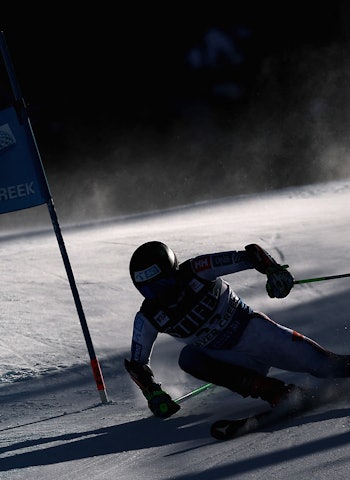 FARTSBLINDE? – Det er innført forbud for reklame for blant annet bensinbiler og flyreiser, mens det i Norge altså er helt kult at oljen sponser skilandslaget., skriver kronikøren. Foto: NTB alpinist landslagsutøver