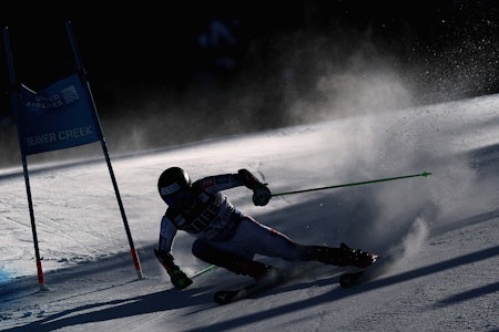 FARTSBLINDE? – Det er innført forbud for reklame for blant annet bensinbiler og flyreiser, mens det i Norge altså er helt kult at oljen sponser skilandslaget., skriver kronikøren. Foto: NTB alpinist landslagsutøver