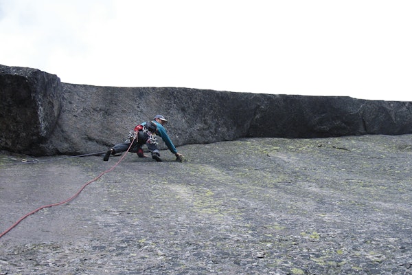 Götz Wiechmann på 4. taulengde av førstebestigningen av Copacabana (7-, 260 m.) på Hægefjell i 2007. Foto: Walter Frost klatring på Hægefjell Foto: Walter Frost