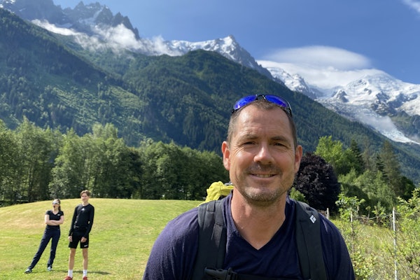 IMPONERT EKSPERT: Få har like god oversikt over norske og internasjonale klatreprestasjoner som Geir Arne Bore. Han er svært imponert over Leo Bøes bestigning av Change, men usikker på om det gjør Leo til norgeshistoriens beste klippeklatrer. Foto: Privat blid mann foran store fjell