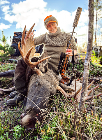 SKOGENS KONGE: Etter år med jakt på den sky kjempen lyktes Sarah Jakobsen Enodd – og felte storoksen med 22 tagger. Foto: Privat kvinne med elgokse
