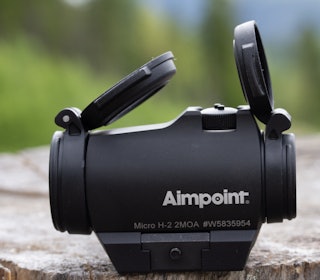 AIMPOINT MICRO H2: Et kompakt og robust rødpunktsikte utviklet spesielt for drivjakt. Det veier bare 130 gram med feste og leverer et skarpt, tydelig rødpunkt med 12 justerbare lysnivåer – perfekt for raske skudd i varierende lysforhold. Aimpoint Micro H2