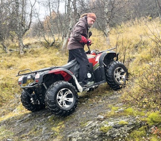FØLSOM: Det kraftige dreiemomentet som slår inn umiddelbart, gjør at det kan være utfordrende å lirke ATVen fram hvis det er mye steiner og røtter. Foto: Åsgeir Størdal Jeger kjører ATV - Tundra T3b elektrisk ATV