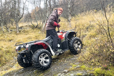 FØLSOM: Det kraftige dreiemomentet som slår inn umiddelbart, gjør at det kan være utfordrende å lirke ATVen fram hvis det er mye steiner og røtter. Foto: Åsgeir Størdal Jeger kjører ATV - Tundra T3b elektrisk ATV