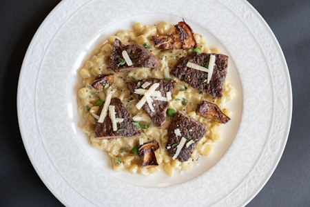 ELEGANT RETT: Det magre, og smakfulle brystet av kortnebbgås serveres her med en fyldig potetrett. Potatottoen er inspirert av den klassiske risottoen. Sammen med fargerike erter, timian og smakfull steinsopp, er dette en rett som kan serveres både til hverdag og ved festlige anledninger. Foto: Christer Rognerud ELEGANT RETT: Det magre, og smakfulle brystet av kortnebbgås serveres her med en fyldig potetrett. Potatottoen er inspirert av den klassiske risottoen. Sammen med fargerike erter, timian og smakfull steinsopp, er dette en rett som kan serveres både til hverdag og ved festlige anledninger. Foto: Christer Rognerud