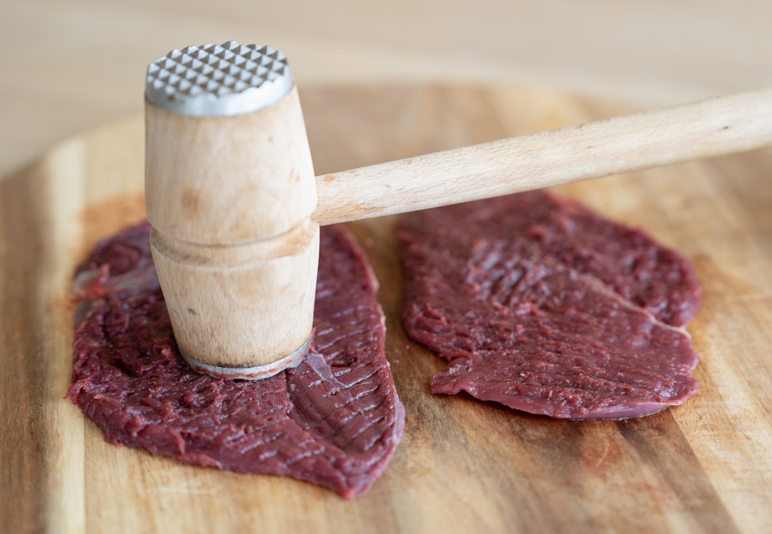 BANKEKJØTT: Gåsekjøttet blir ekstra mørt hvis du deler brystet i to, og banker kjøttet flatt med en kjøtthammer. Medium stekt, anbefales. Foto: Christer Rognerud BANKEKJØTT: Gåsekjøttet blir ekstra mørt hvis du deler brystet i to, og banker kjøttet flatt med en kjøtthammer. Medium stekt, anbefales. Foto: Christer Rognerud