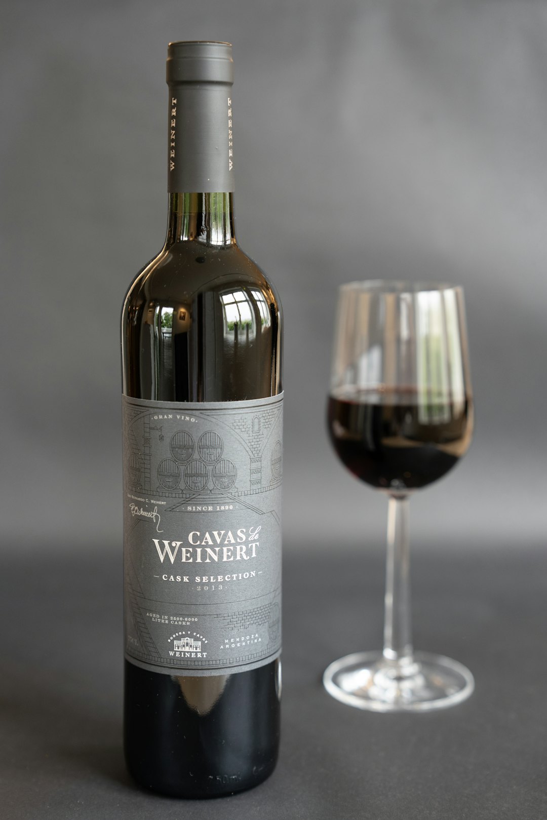 GÅSEVIN: Cavas de Weinert Cask selection 2013 fra Argentina er en fyldig og elegant vin som passer godt til denne gåseretten. Vinen har en mørk og brunrød farge, og lukter av solbær, moreller, røde epler og lær. Foto: Christer Rognerud GÅSEVIN: Cavas de Weinert Cask selection 2013 fra Argentina er en fyldig og elegant vin som passer godt til denne gåseretten. Vinen har en mørk og brunrød farge, og lukter av solbær, moreller, røde epler og lær. Foto: Christer Rognerud