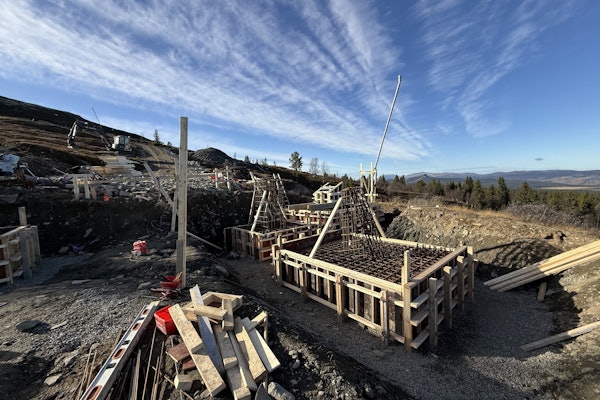 NY HEIS: Den gamle stolheisen i Valsfjellet er borte – nå bygges en ny Doppelmayr T-krok. (Foto: Gålå Alpin) NY HEIS: Den gamle stolheisen i Valsfjellet er borte – nå bygges en ny Doppelmayr T-krok. (Foto: Gålå Alpin)