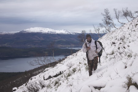 FJELLJEGER: Med jaktradio, kikkert og rifle Stig Roar har vid utsikt over fjell og fjord, men hvor er elgoksene? Foto: Nils-Olav Talgøy FJELLJEGER: Med jaktradio, kikkert og rifle, Stig Roar har vid utsikt over fjell og fjord, men hvor er elgoksene? Foto: Nils-Olav Talgøy