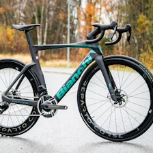 BEIST: Det er mye du kan si om Bianchi Oltre, men den er en maskin bygget for fart. Foto: Knut Andreas Lone BEIST: Det er mye du kan si om Bianchi Oltre, men den er en maskin bygget for fart. Foto: Knut Andreas Lone