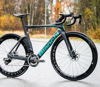 BEIST: Det er mye du kan si om Bianchi Oltre, men den er en maskin bygget for fart. Foto: Knut Andreas Lone BEIST: Det er mye du kan si om Bianchi Oltre, men den er en maskin bygget for fart. Foto: Knut Andreas Lone