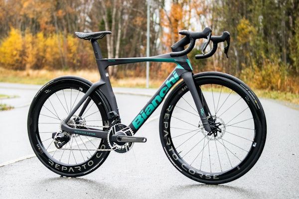 BEIST: Det er mye du kan si om Bianchi Oltre, men den er en maskin bygget for fart. Foto: Knut Andreas Lone BEIST: Det er mye du kan si om Bianchi Oltre, men den er en maskin bygget for fart. Foto: Knut Andreas Lone