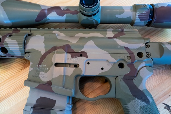 CERAKOTE: Semi-automatrifle cerakotet i kamuflasjemønster hos MTM Skogservice. Semi-automatrifle med Cerakote