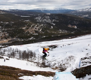 REDDET FRA KONKURS: Halvannen million er på plass og åpning av Lemonsjøen skisenter er sikret. Arkivfoto: Tore Meirik gutt som hopper med skisenter i bakgrunnen