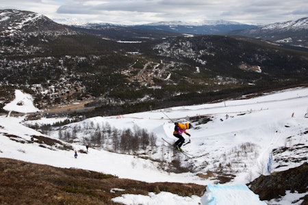 REDDET FRA KONKURS: Halvannen million er på plass og åpning av Lemonsjøen skisenter er sikret. Arkivfoto: Tore Meirik gutt som hopper med skisenter i bakgrunnen