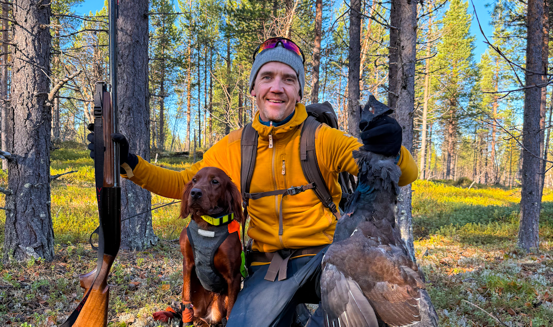 BARNEVENNLIG: Når datteren Ingrid tar initiativ og inviterer pappa Morten med på jakttur, vet han at han har gjort noe riktig. Fangst ble det også. Foto: Privat Morten Langstrand Bergan med en tiur
